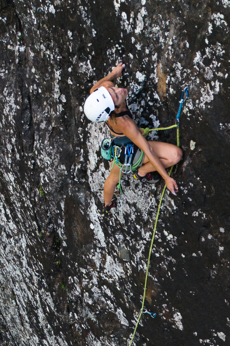 Grimpeuse en falaise à La Réunion